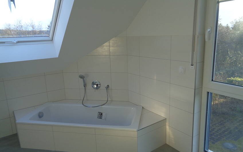 Badewanne im Badezimmer des frei geplanten Einfamilienhauses von Kern-Haus in Bad Dürkheim