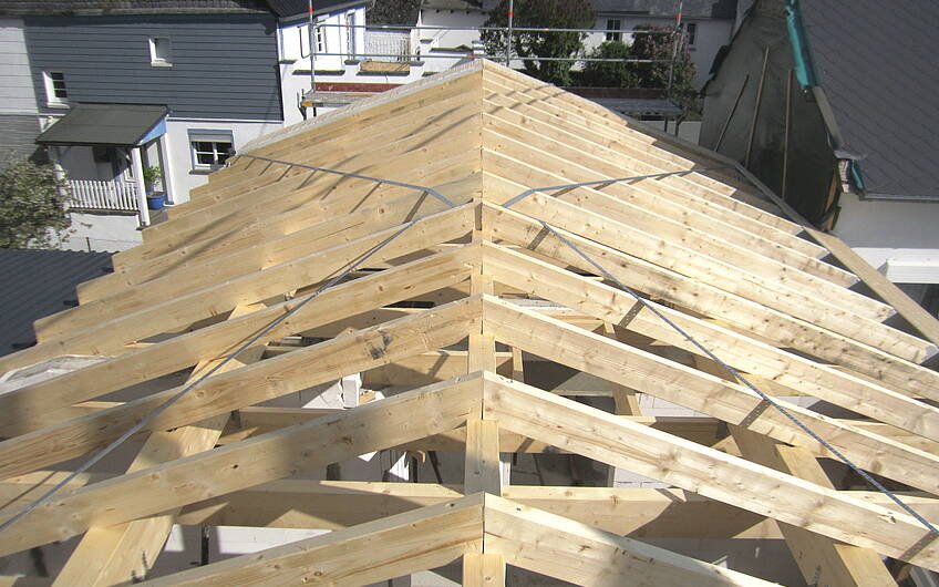 Der Dachstuhl ist das Tragwerk aus Holz.
