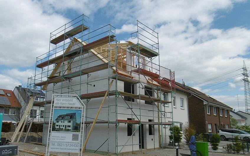 Rohbau der individuell geplanten Doppelhaushälfte Twin XL von Kern-Haus in Eggenstein-Leopoldshafen