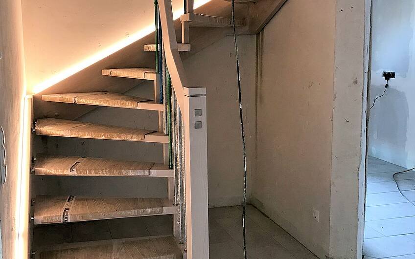 Treppe mit LED-Sockel im Kern-Haus in Niederndodeleben
