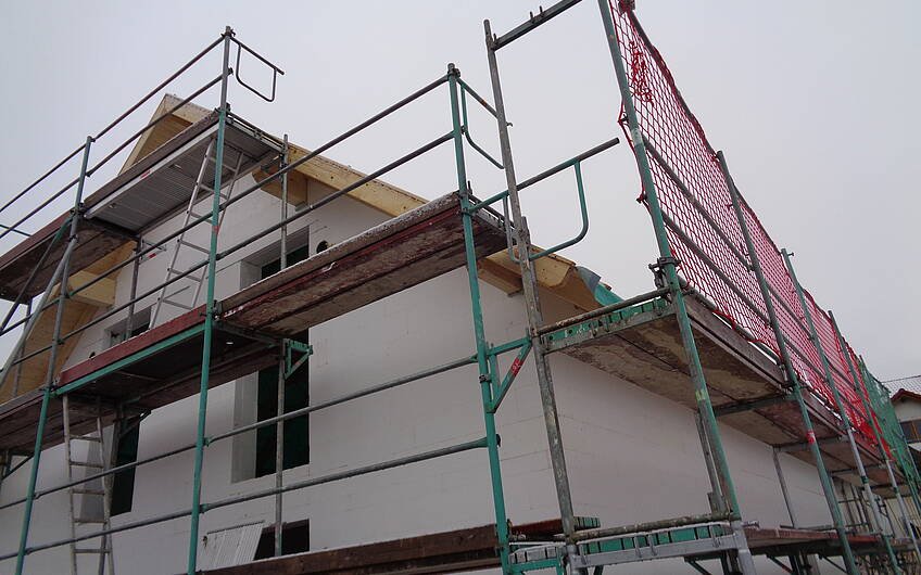 Rohbau des individuell geplanten Einfamilienhauses Signum von Kern-Haus in Römerberg mit Dachstuhl