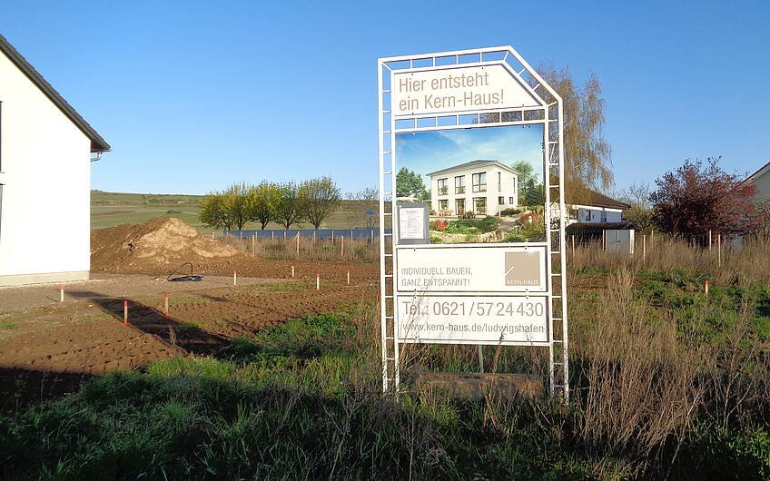 Baustellenschild auf dem Grundstück für die individuell geplante Kern-Haus-Stadtvilla Signus in Flörsheim-Dalsheim