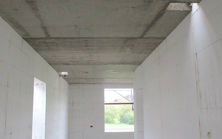 Die Betondecke hat zwei Funktionen, im Erdgeschoss als Betondecke und zum anderen als Fußboden im Dachgeschoss.