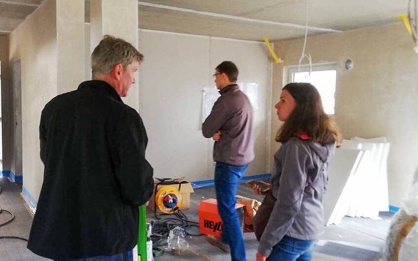 Bauherren mit Bauleiter bei Begehung der Baustelle des Kern-Haus Rohbaus in Halle-Ammendorf
