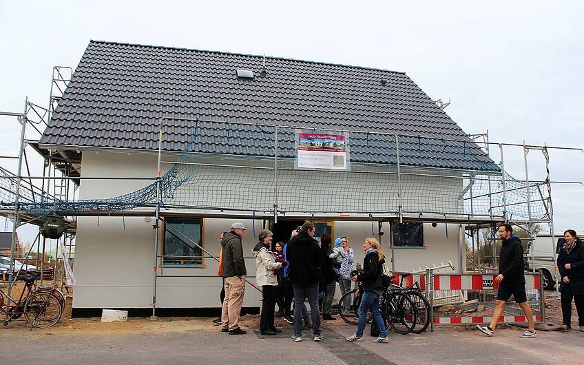 Kern-Haus Rohbau mit Menschen davor in Magdeburg