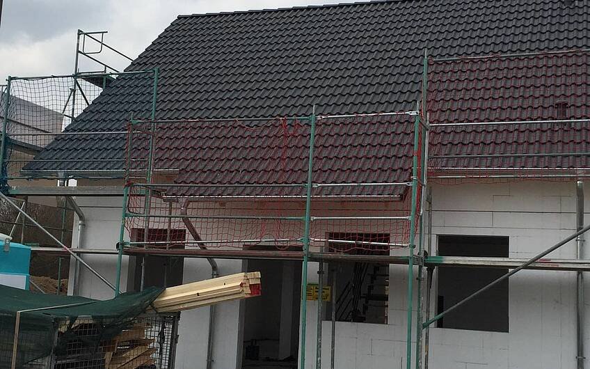Rohbau des individuell geplanten Einfamilienhauses Luna von Kern-Haus in Ludwigshafen mit fertig eingedecktem Dach