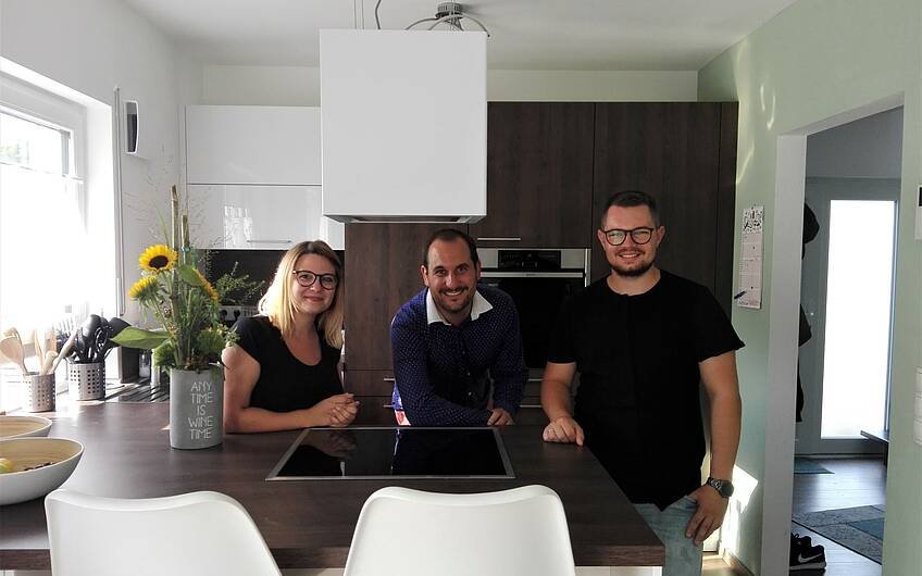 Bauherren mit Verkaufsberater Dennis Hofmann in der Küche im individuell geplanten Einfamilienhaus Signum von Kern-Haus in Einselthum