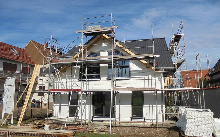 Geschlossener Rohbau des individuell geplanten Einfamilienhauses Komfort von Kern-Haus in Herxheim