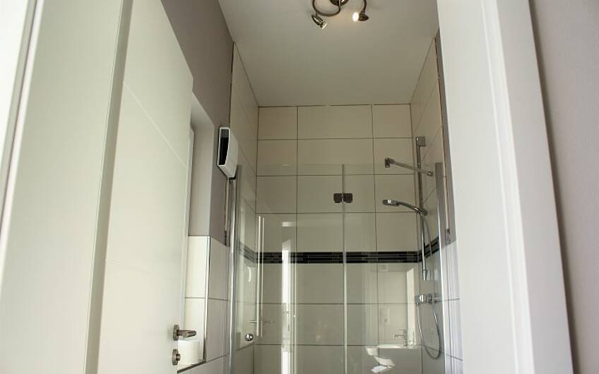 Gäste-Bad mit Dusche in Kern-Haus Vero in Magdeburg