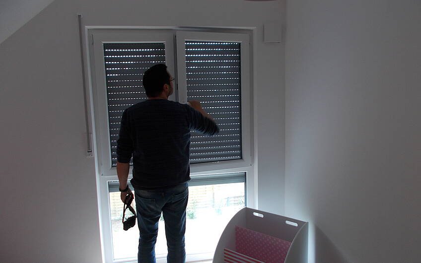 TÜV-Ingenieur beim Prüfen der Fenster im frei geplanten Einfamilienhaus von Kern-Haus in Frankenthal