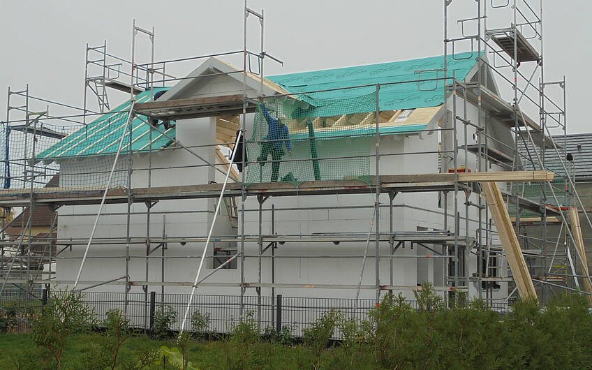 Beginn der Dacheindeckung für das frei geplante Einfamilienhaus von Kern-Haus in Worms