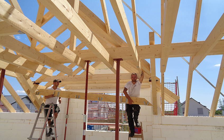 Bau des Dachstuhls des frei geplanten Einfamilienhauses von Kern-Haus in Flörsheim-Dalsheim