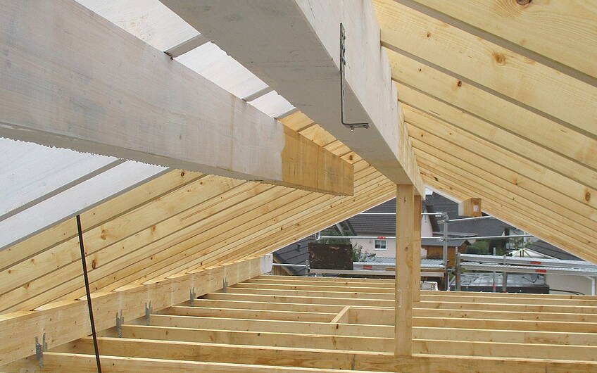 Der Dachstuhl ist das Tragwerk aus Holz, er muss zahlreiche Belastungen aushalten.