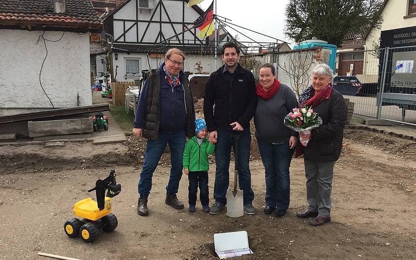 Baufamilie bei der Grundsteinlegung in Linkenheim-Hochstetten