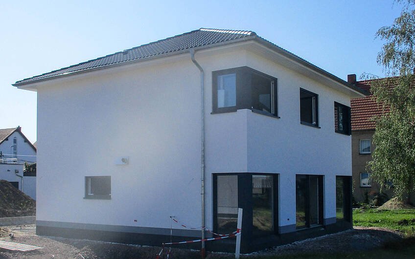 Hausübergabe der modernen Kern-Haus Stadtvilla mit Eckverglasung in Halle Reideburg