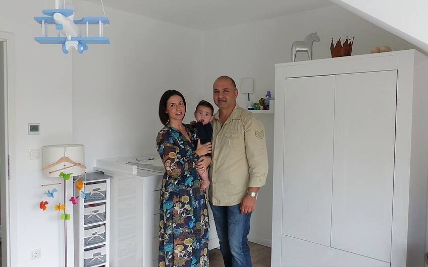 Bauherren mit jüngstem Sohn im Kinderzimmer im Einfamilienhaus Komfort von Kern-Haus in Neupotz
