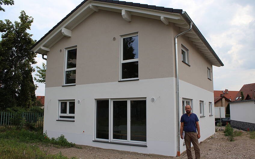 Bauleiter Swen Weihrauch vor Kern-Haus Cara in Magdeburg