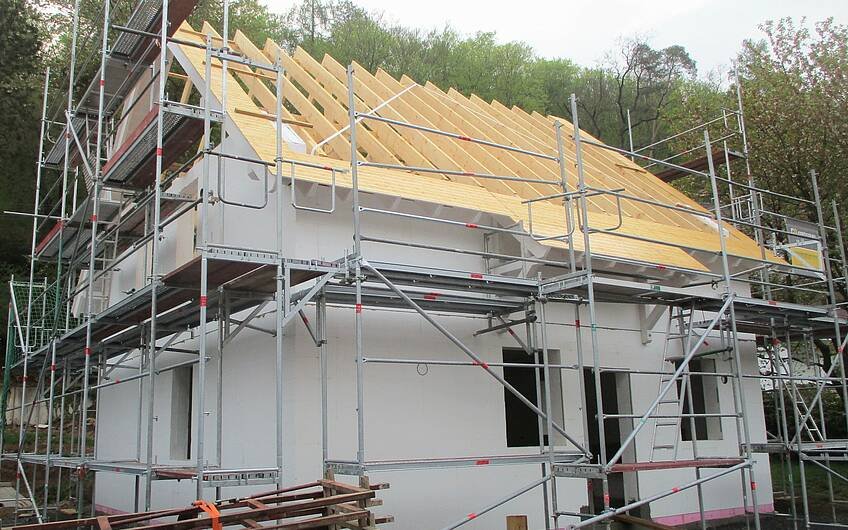 Für Zimmermann- und Dachdeckerarbeiten wurde das Außengerüst mit zusätzlichen Sicherheitsmaßnahmen erweitert. 