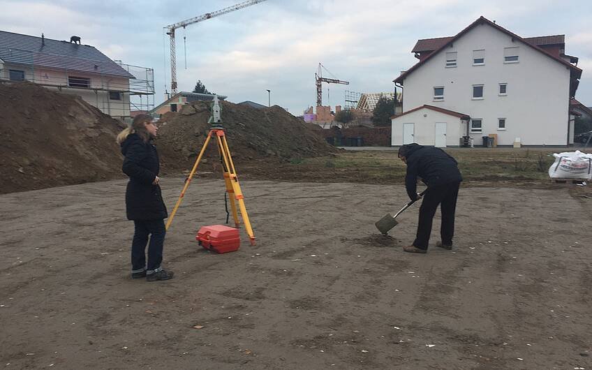 Bauherr am Graben bei der Grundsteinlegung für das individuell geplante Einfamilienhaus Signum von Kern-Haus in Römerberg