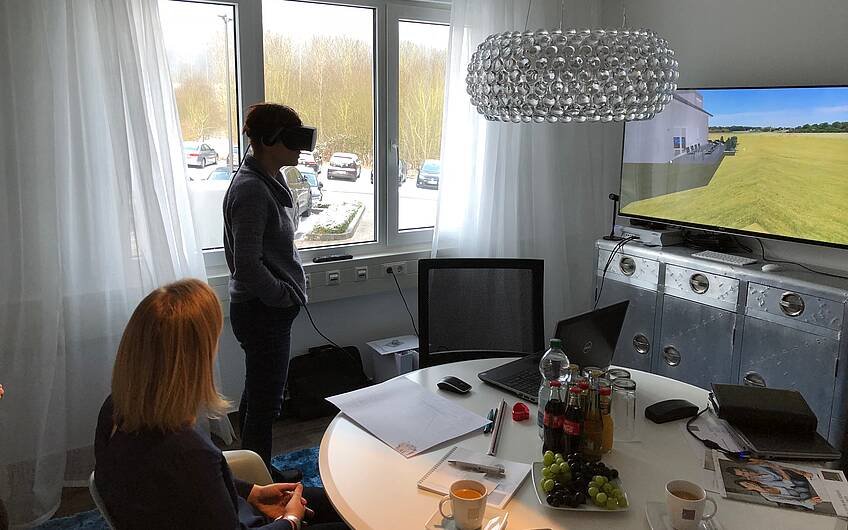 Mit Hilfe einer 3-D Brille konnten die Bauherren Ihr Haus virtuell Innen wie Außen betreten.