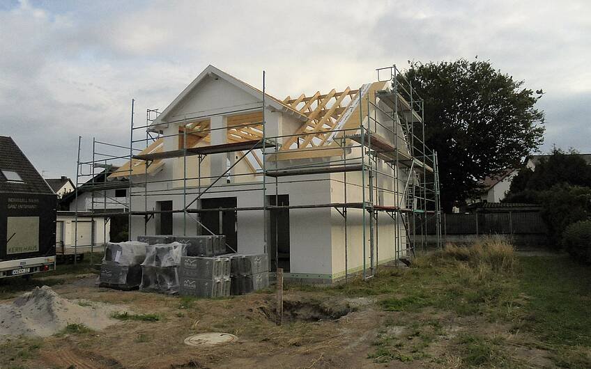 Rohbau des individuell geplanten Einfamilienhauses Komfort von Kern-Haus in Neupotz mit Dachstuhl 