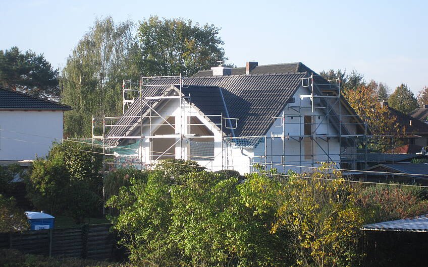 Dach ist gedeckt bei einem Kern-Haus bei Berlin