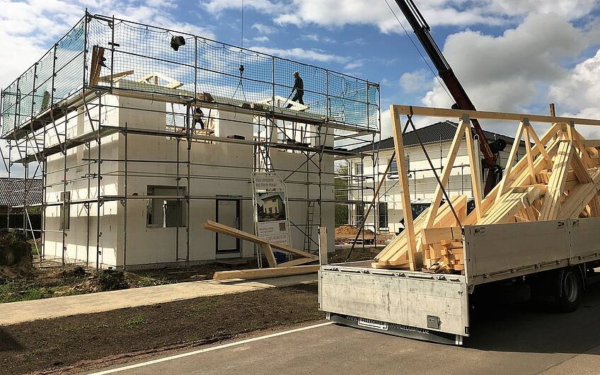 Kern-Haus-Stadtvilla Novo in Magdeburg bekommt einen Dachstuhl