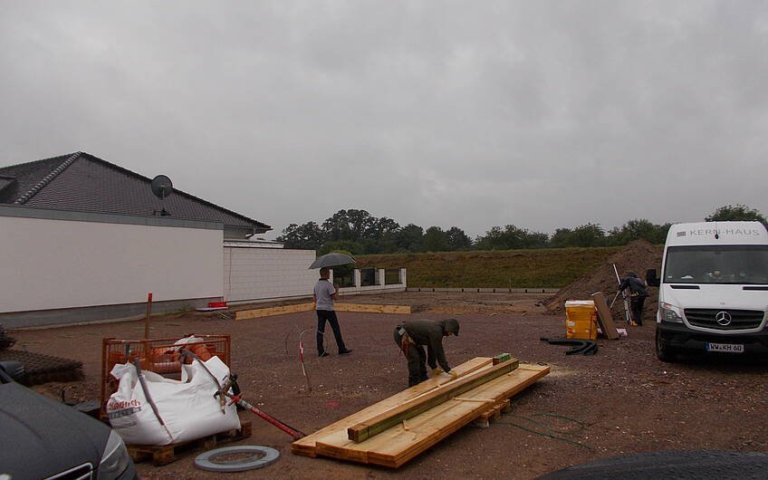 Verschalung der Bodenplatte für das frei geplante Einfamilienhaus von Kern-Haus in Jockgrim