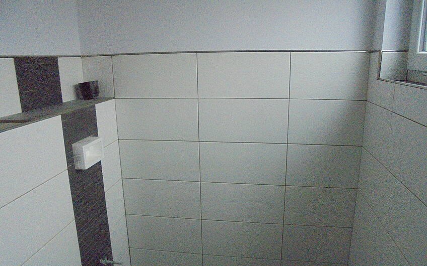 Gefliestes Badezimmer im individuell geplanten Einfamilienhaus Futura Pult von Kern-Haus in Obrigheim