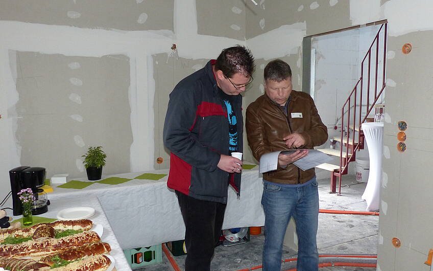 Verkaufsberater Bernd Vogt im Gespräch mit Interessent beim Rohbaufest von Kern-Haus Ludwigshafen in Einselthum