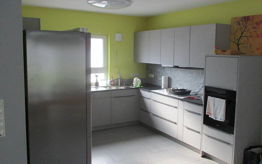 Die Küche in U-Form bietet große Stell- und Arbeitsflächen und verfügt über jede Menge Stauraum für Küchenutensilien und Geschirr.