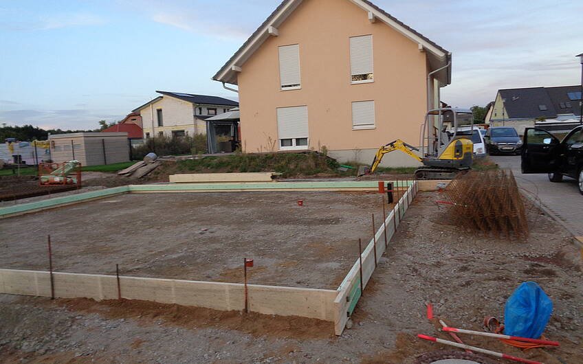 Verschalung für die Bodenplatte für das individuell geplante Einfamilienhaus Luna von Kern-Haus in Dettenheim