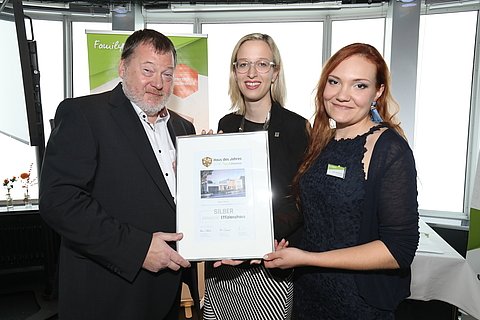 Klaus Vetterle, Laura Welling und Maria Seidenkranz bei der Verleihung des Hauses des Jahres 2018
