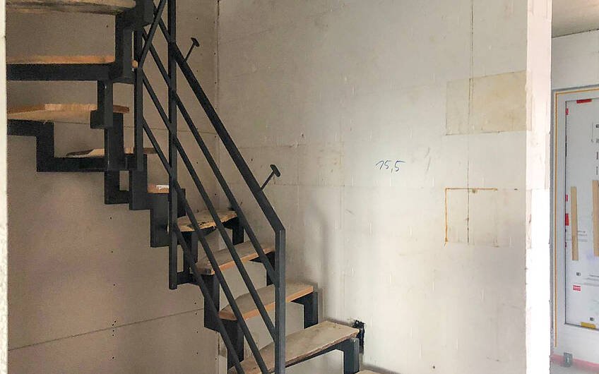 Einbau der Stahltreppe in Kern-Haus Rohbau in Halle Dölau
