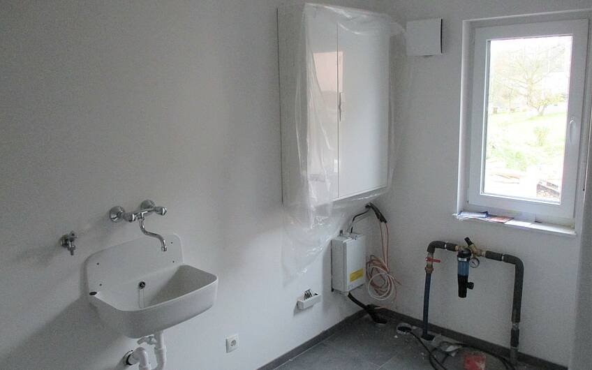 Praktisch: ein Waschbecken für Grauwasser im Hauswirtschaftsraum.