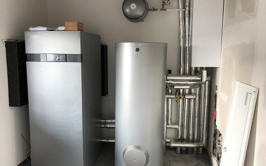 Die Luft-Wasser-Wärmepumpe mit dem dazugehörigem Warmwasserspeicher wurde aufgestellt und in Betrieb genommen.