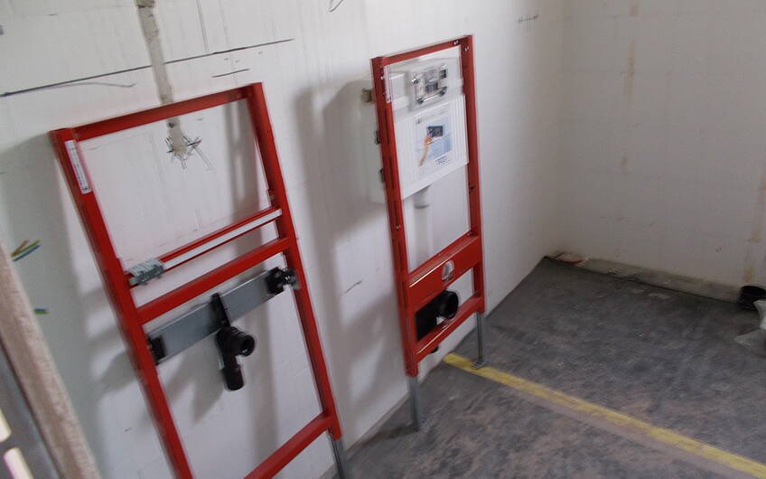 Sanitärrohinstallation für Waschbecken und Toilette im Duschbad des Familienhauses Signum von Kern-Haus in Einselthum