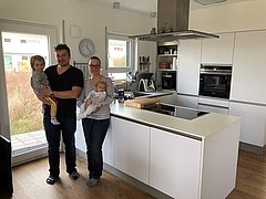 Baufamilie in der Küche des individuell geplanten Einfamilienhauses Luna von Kern-Haus in Bruchsal