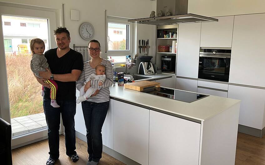 Baufamilie in der Küche des individuell geplanten Einfamilienhauses Luna von Kern-Haus in Bruchsal