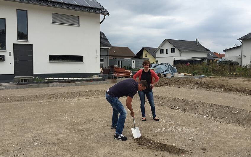 Bauherr am Graben bei der Grundsteinlegung für die individuell geplante Kern-Haus-Stadtvilla Signus in Dettenheim-Rußheim
