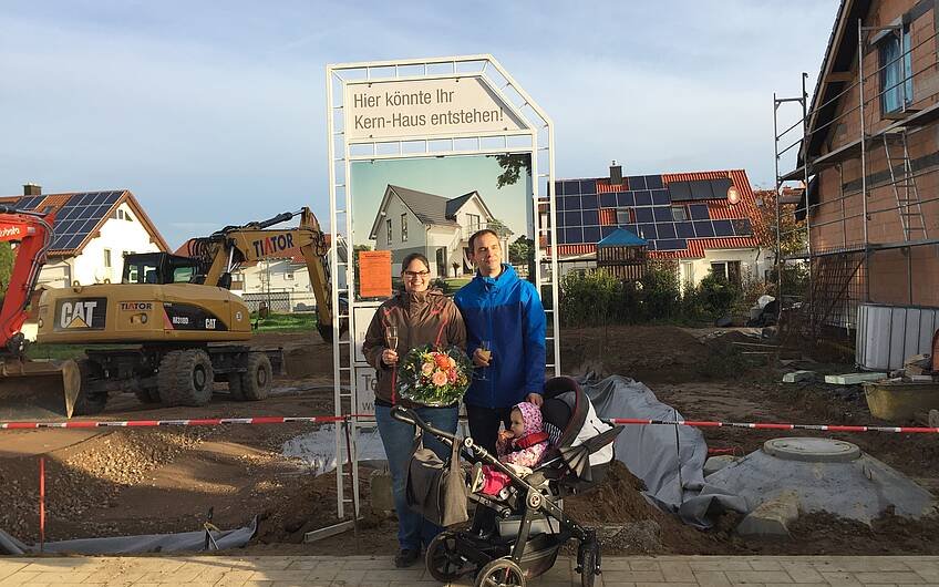 Baufamilie bei der Grundsteinlegung für das frei geplante Einfamilienhaus von Kern-Haus in Römerberg