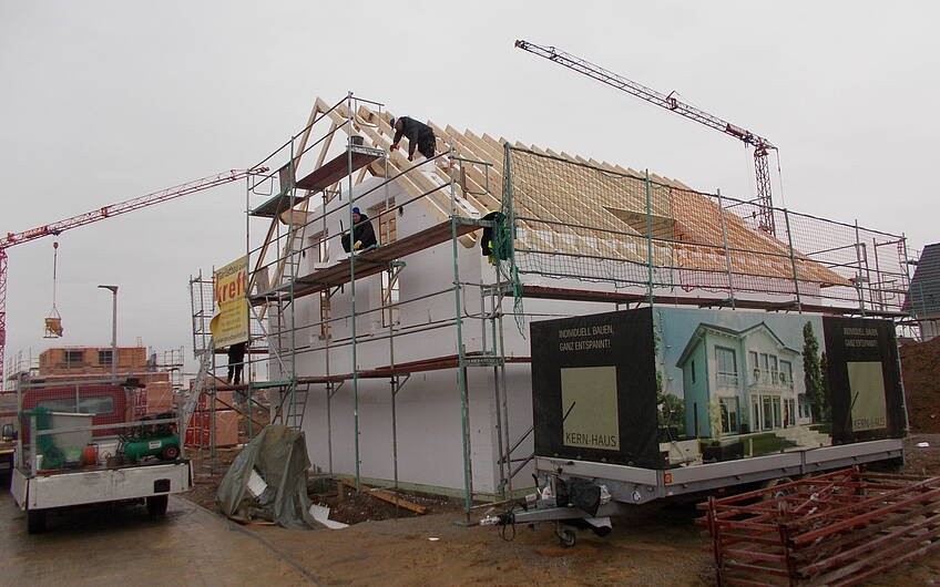 Bau des Dachstuhls für das individuell geplante Familienhaus Signum von Kern-Haus in Römerberg