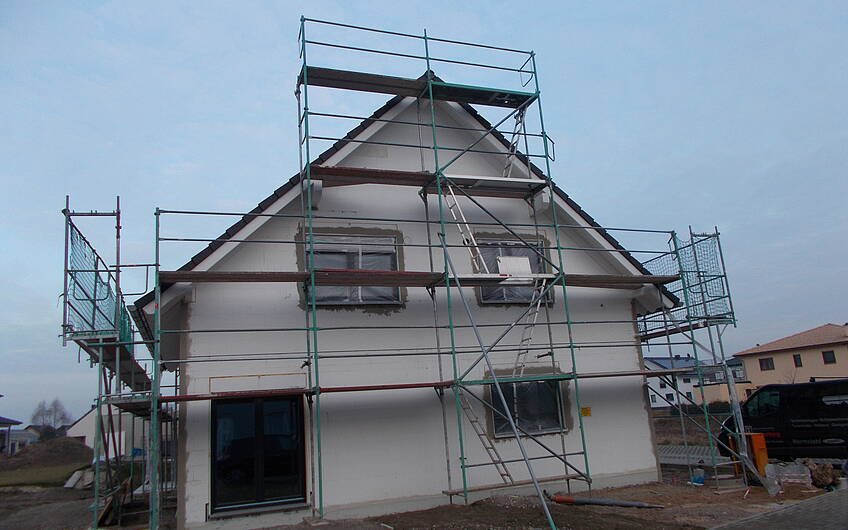 Putzarbeiten an der Außenfassade des individuell geplanten Einfamilienhauses Luna von Kern-Haus in Dettenheim