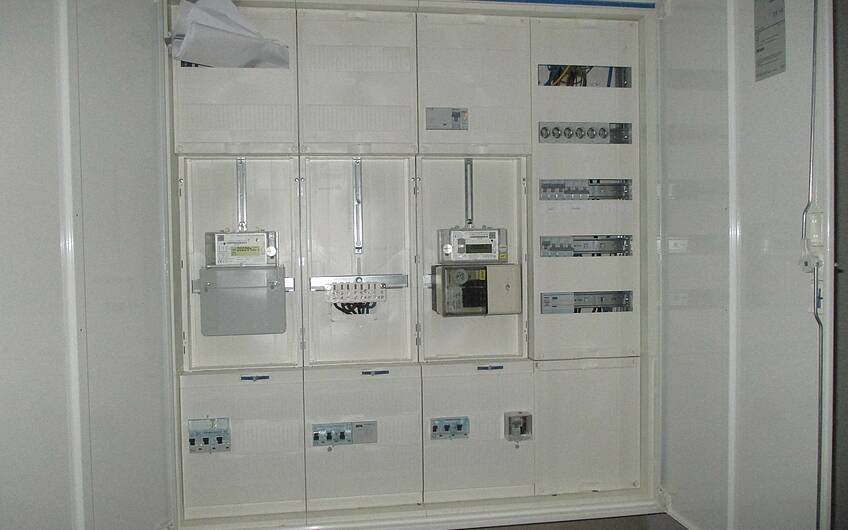 Die Schaltelemente der elektrischen Energie wurden im Sicherungskasten untergebracht.