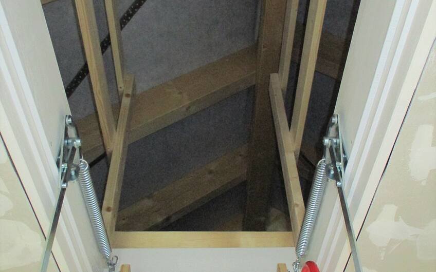 Um auf den Dachboden zu gelangen, wurde eine ausziehbare Bodentreppe montiert.
