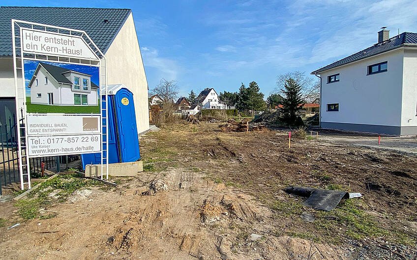 Grundstück mit BAuschild vor Baubeginn der Lückenbebauung des Kern-Haus in Halle Ammendorf 