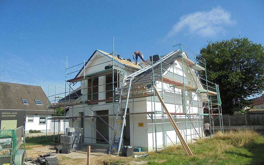 Dacharbeiten am individuell geplanten Einfamilienhaus Komfort von Kern-Haus in Neupotz im Endspurt