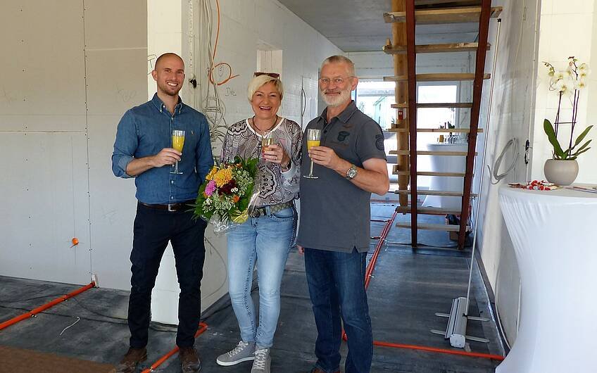 Verkaufsberater Bernd Laatz mit den Bauherren bei der Rohbaubesichtigung der frei geplanten Kern-Haus-Stadtvilla in Jockgrim