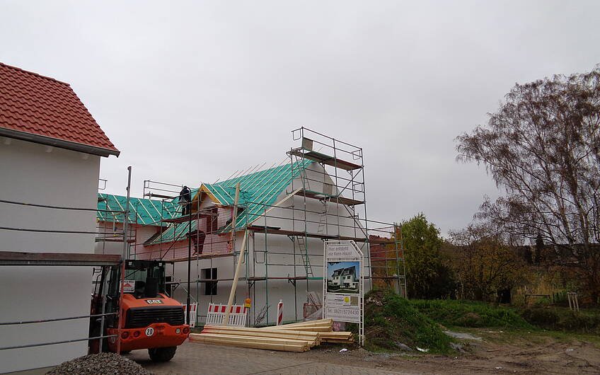 Vorbereitung zur Dacheindeckung der frei geplanten Doppelhaushälfte von Kern-Haus in Bad Dürkheim