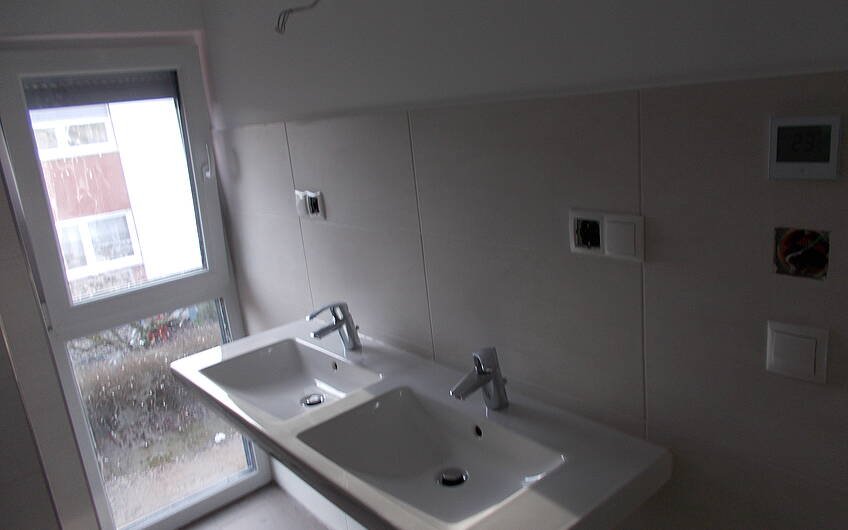 Doppelwaschbecken im Badezimmer des individuell geplanten Einfamilienhauses Komfort von Kern-Haus in Neupotz